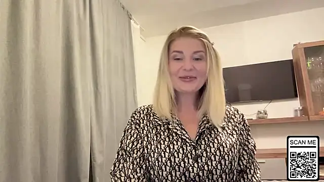 Snapshot of Blondie_xoxoxo chatting on 10/11/25, 07:56 Blondie xoxoxo online show from 10/11/25, 07:56