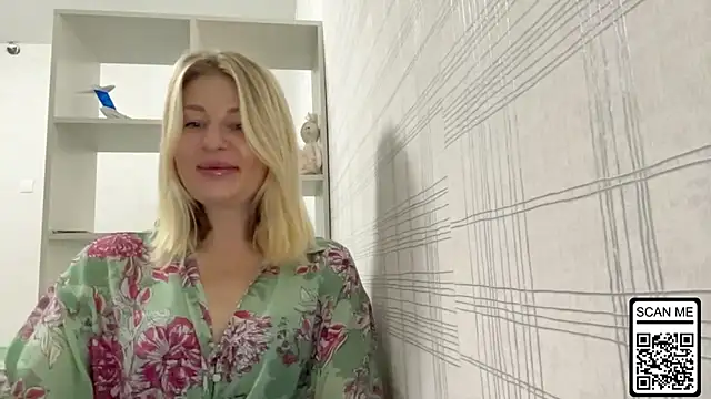 Snapshot of Blondie_xoxoxo chatting on 10/16/25, 06:03 Blondie xoxoxo online show from 10/16/25, 06:03