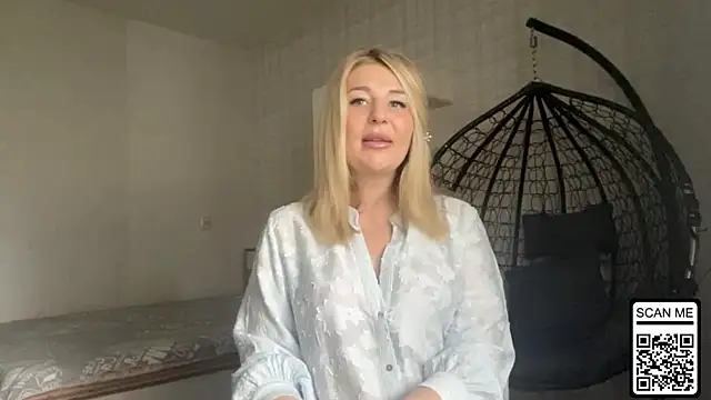 Snapshot of Blondie_xoxoxo chatting on 06/14/26, 07:32 Blondie xoxoxo online show from 06/14/26, 07:32