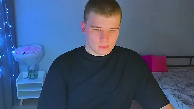 Snapshot of kittenmurr chatting on 10/20/25, 12:16 kittenmurr online show from 10/20/25, 12:16