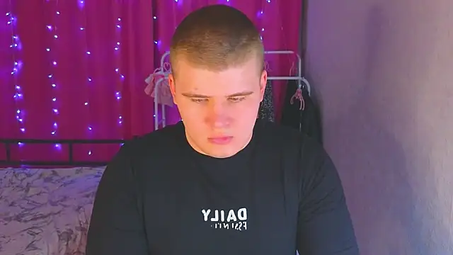 Snapshot of kittenmurr chatting on 03/31/26, 01:44 kittenmurr online show from 03/31/26, 01:44