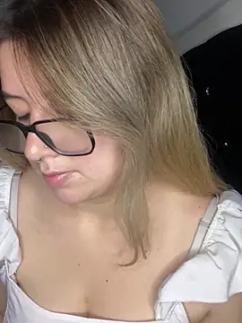 Snapshot of Blair_Bunnyy chatting on 11/20/25, 06:13 Blair Bunnyy online show from 11/20/25, 06:13