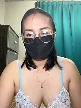 Snapshot of melyiaaa chatting on 04/22/26, 02:40 melyiaaa online show from 04/22/26, 02:40
