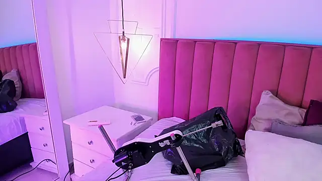 Tessa Sinclaire online show from 04/22/26, 08:32