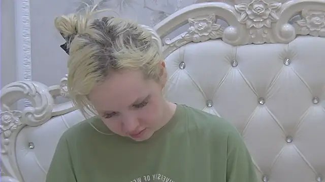 Snapshot of EllieFrosty_ chatting on 06/21/26, 11:40 EllieFrosty online show from 06/21/26, 11:40