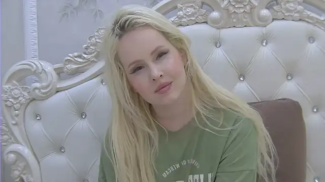 Snapshot of EllieFrosty_ chatting on 06/22/26, 03:25 EllieFrosty online show from 06/22/26, 03:25