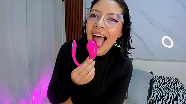 Snapshot of sara_zc chatting on 12/02/25, 11:59 sara zc online show from 12/02/25, 11:59