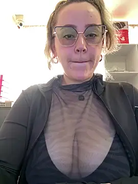 Snapshot of CurvyLust_x chatting on 02/09/26, 03:38 CurvyLust x online show from 02/09/26, 03:38