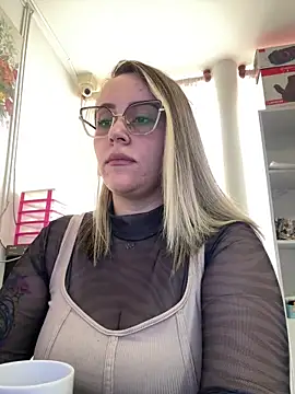 Snapshot of CurvyLust_x chatting on 02/17/26, 02:46 CurvyLust x online show from 02/17/26, 02:46