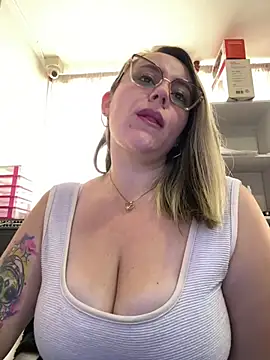 Snapshot of CurvyLust_x chatting on 02/18/26, 02:35 CurvyLust x online show from 02/18/26, 02:35