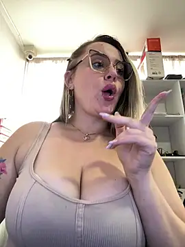 Snapshot of CurvyLust_x chatting on 02/23/26, 02:14 CurvyLust x online show from 02/23/26, 02:14