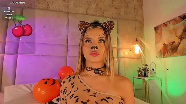 Mily Vermont online show from 10/31/25, 09:05