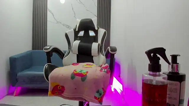 Snapshot of ShaunaDream chatting on 10/28/25, 04:49 ShaunaDream online show from 10/28/25, 04:49