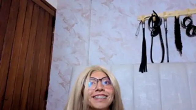 Snapshot of VioletxBloom chatting on 12/18/25, 09:43 VioletxBloom online show from 12/18/25, 09:43