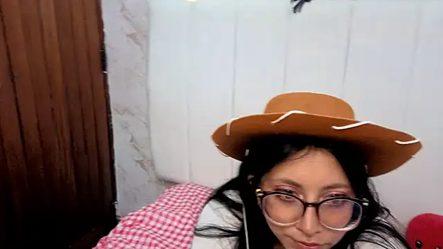 Snapshot of VioletxBloom chatting on 12/19/25, 07:32 VioletxBloom online show from 12/19/25, 07:32