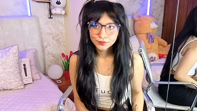 Snapshot of VioletxBloom chatting on 02/04/26, 08:36 VioletxBloom online show from 02/04/26, 08:36