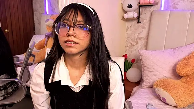 Snapshot of VioletxBloom chatting on 02/09/26, 07:18 VioletxBloom online show from 02/09/26, 07:18