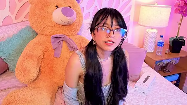 Snapshot of VioletxBloom chatting on 02/19/26, 08:49 VioletxBloom online show from 02/19/26, 08:49