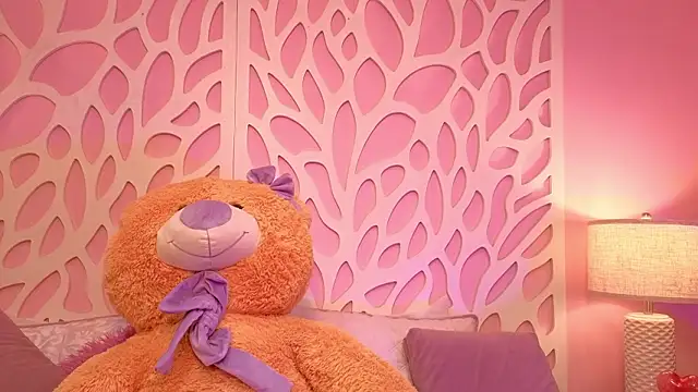 Snapshot of VioletxBloom chatting on 02/20/26, 08:31 VioletxBloom online show from 02/20/26, 08:31