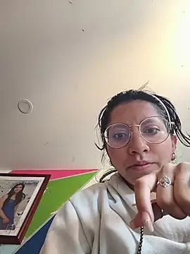 Snapshot of VioletxBloom chatting on 03/01/26, 04:42 VioletxBloom online show from 03/01/26, 04:42