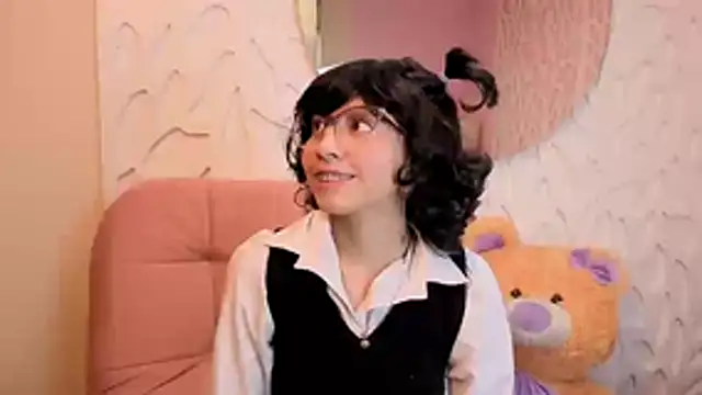 Snapshot of VioletxBloom chatting on 04/06/26, 01:01 VioletxBloom online show from 04/06/26, 01:01