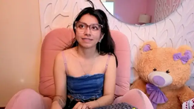 Snapshot of VioletxBloom chatting on 04/07/26, 12:05 VioletxBloom online show from 04/07/26, 12:05