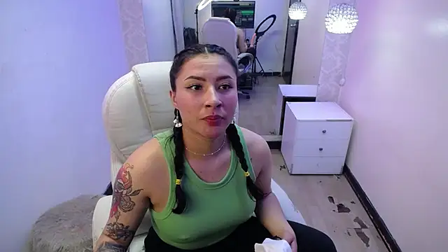 Snapshot of nicolee_8 chatting on 09/18/25, 04:03 nicolee 8 online show from 09/18/25, 04:03