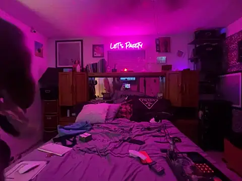 Snapshot of GrandJewel chatting on 10/21/25, 03:18 GrandJewel online show from 10/21/25, 03:18