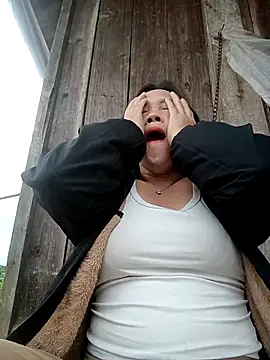 miumiu 00 online show from 10/24/25, 01:35