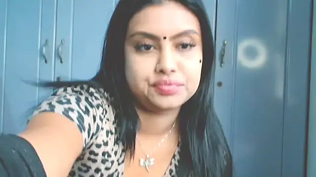 Indian GlowingMiax online show from 10/04/25, 07:50