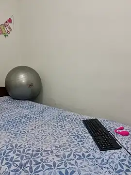 Snapshot of Nina_vallon chatting on 10/04/25, 10:35 Nina vallon online show from 10/04/25, 10:35