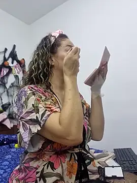 Snapshot of Nina_vallon chatting on 10/17/25, 10:40 Nina vallon online show from 10/17/25, 10:40