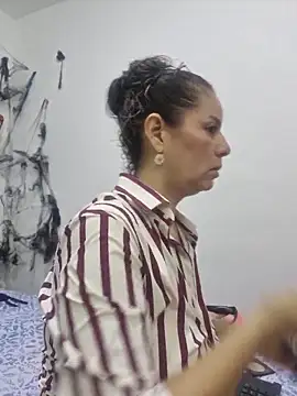 Snapshot of Nina_vallon chatting on 10/22/25, 10:37 Nina vallon online show from 10/22/25, 10:37