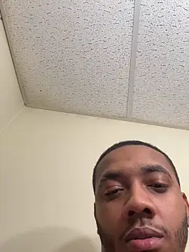 Snapshot of Kingstrokezxx chatting on 12/04/25, 12:20 Kingstrokezxx online show from 12/04/25, 12:20