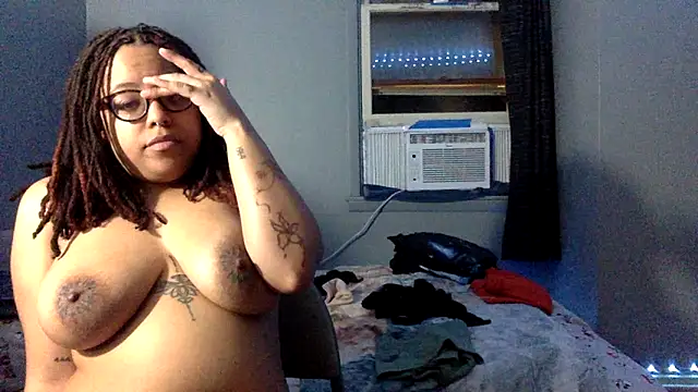 Snapshot of Kingstrokezxx chatting on 02/12/26, 01:44 Kingstrokezxx online show from 02/12/26, 01:44