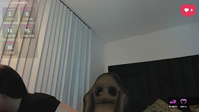 Snapshot of SaraWagner_ chatting on 09/29/25, 06:02 SaraWagner online show from 09/29/25, 06:02