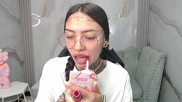 Ashley Blum v online show from 11/12/25, 08:08