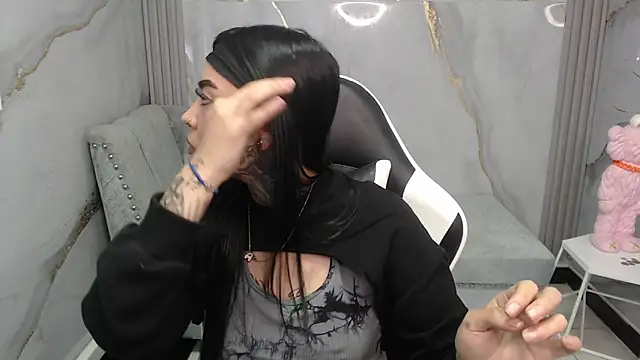 Ashley Blum v online show from 11/24/25, 08:08