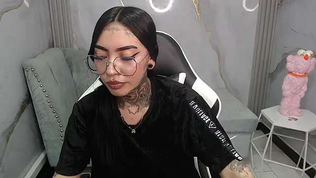 Ashley Blum v online show from 11/28/25, 08:11