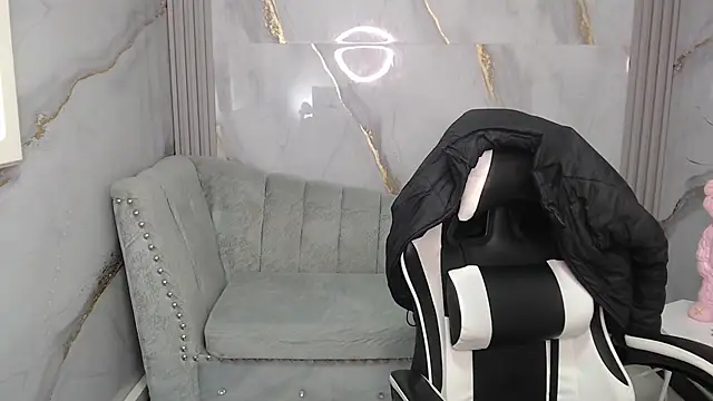 Ashley Blum v online show from 12/13/25, 08:14