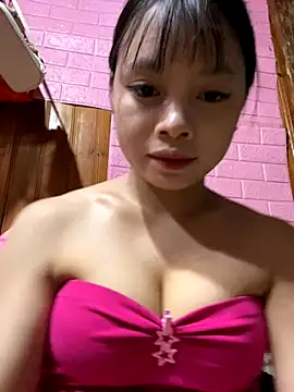 Snapshot of LunaBerry18 chatting on 09/19/25, 12:50 LunaBerry18 online show from 09/19/25, 12:50