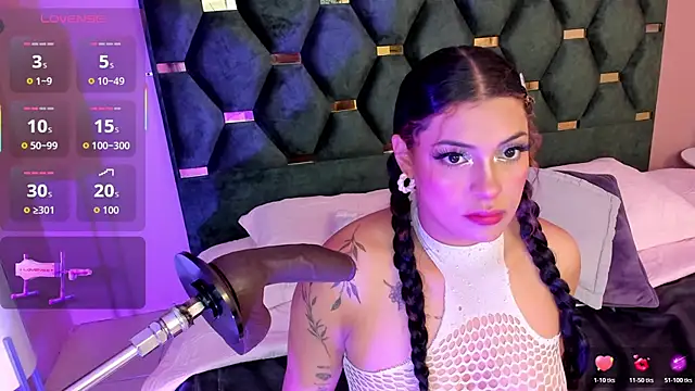 Snapshot of Micki__ chatting on 10/24/25, 11:39 Micki online show from 10/24/25, 11:39