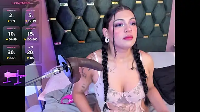 Snapshot of Micki__ chatting on 10/27/25, 11:47 Micki online show from 10/27/25, 11:47