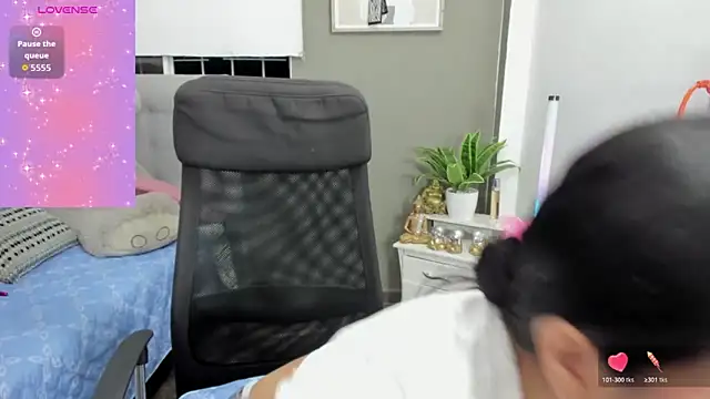 Allison 19   online show from 12/15/25, 02:27