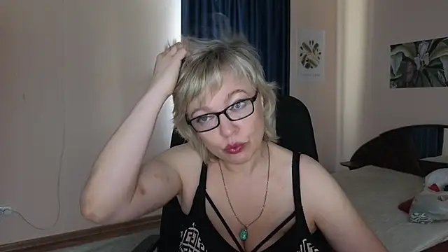 Snapshot of Rosette_Pricky chatting on 09/14/25, 01:10 Rosette Pricky online show from 09/14/25, 01:10