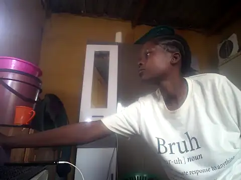 Snapshot of Caramelchick01 chatting on 10/29/25, 06:15 Caramelchick01 online show from 10/29/25, 06:15