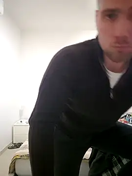 Snapshot of mrlyuis chatting on 11/18/25, 03:27 mrlyuis online show from 11/18/25, 03:27