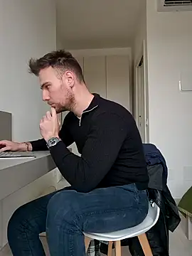 Snapshot of mrlyuis chatting on 12/17/25, 12:44 mrlyuis online show from 12/17/25, 12:44