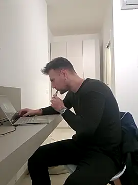 Snapshot of mrlyuis chatting on 12/18/25, 03:18 mrlyuis online show from 12/18/25, 03:18