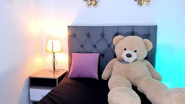 Snapshot of SagiraBelle chatting on 12/17/25, 05:19 SagiraBelle online show from 12/17/25, 05:19